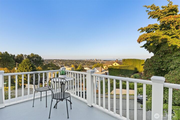 Property Photo:  2553  5th Avenue N  WA 98109 