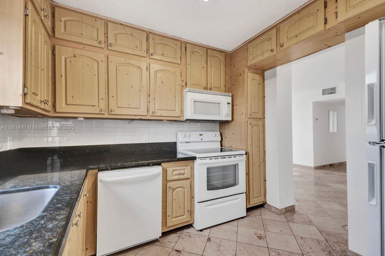 Property Photo:  2025 NE 164th St 716  FL 33162 