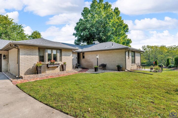 Property Photo: 5425 SW Mission Ave KS 66610
