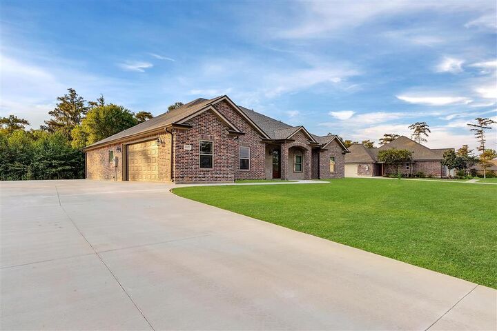 Property Photo:  1327 Ravenhurst Dr  LA 70611 