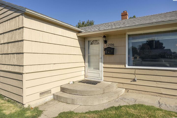 Property Photo: 1206 W 2nd Ave WA 99336