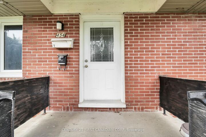 Property Photo:  454 Salisbury Street  ON N5Y 3B2 
