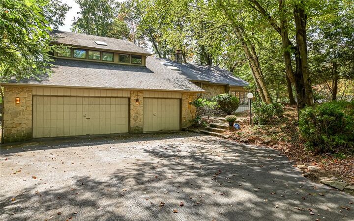 Property Photo: 2652 Glenchester Rd PA 15090