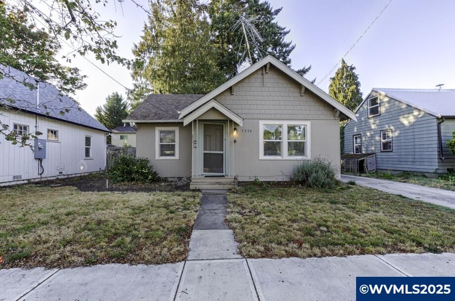 Property Photo:  1230 3rd St NW  OR 97304 