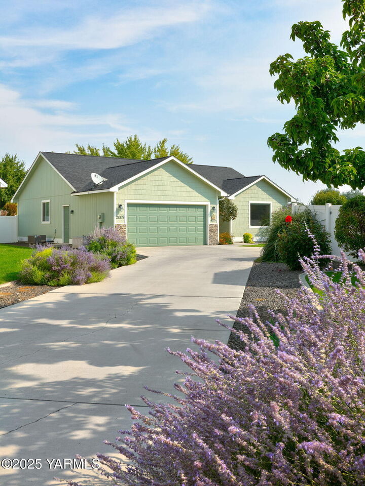 Property Photo:  2009 S 54th Ave  WA 98903 