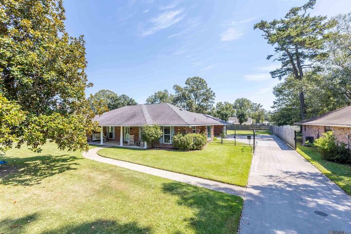 Property Photo: 6612 Lindseyneal Dr LA 70739