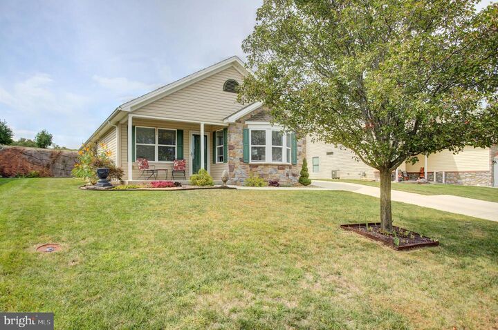 Property Photo:  39 Colonial Court  PA 17257 