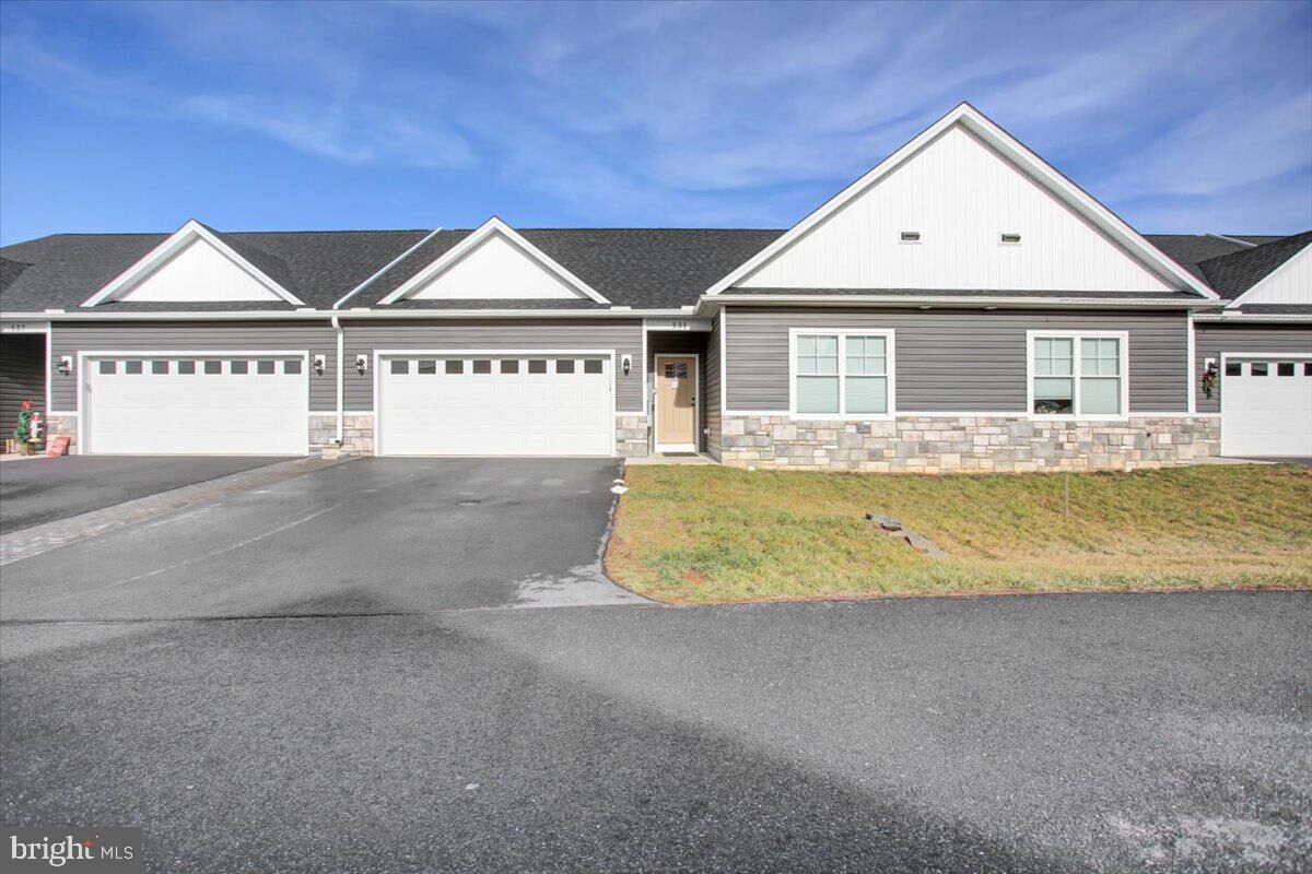 Property Photo:  521 Shook Ct E  PA 17225 