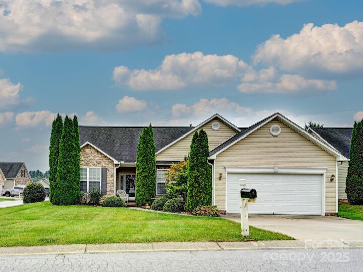 Property Photo: 19 Pamlico Road NC 28732