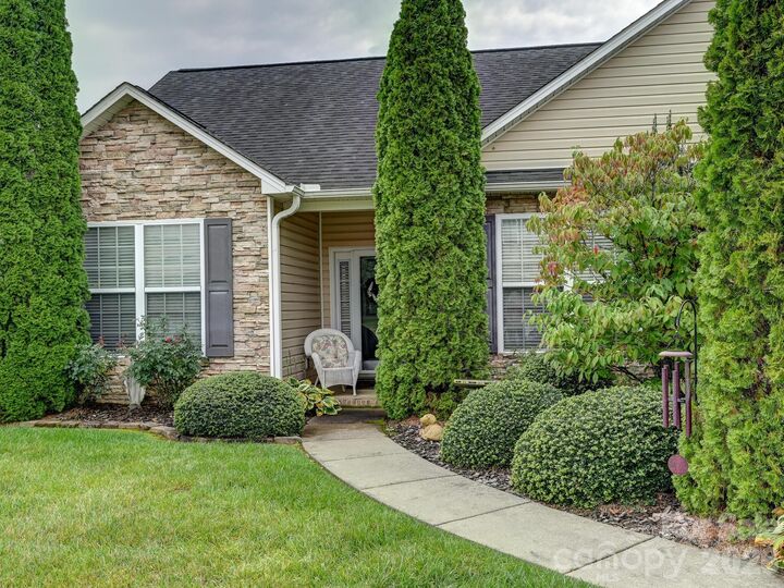 Property Photo:  19 Pamlico Road  NC 28732 