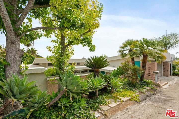 Property Photo: 1412 N Tigertail Rd CA 90049