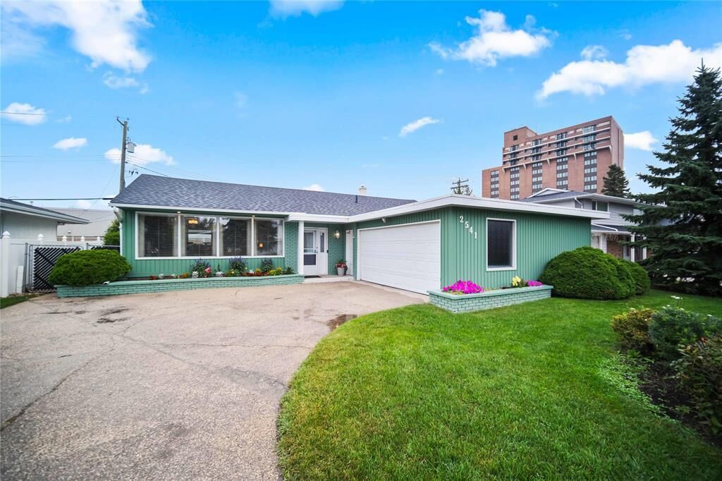 Property Photo:  2541 Pinewood Drive  MB R3J 0C3 