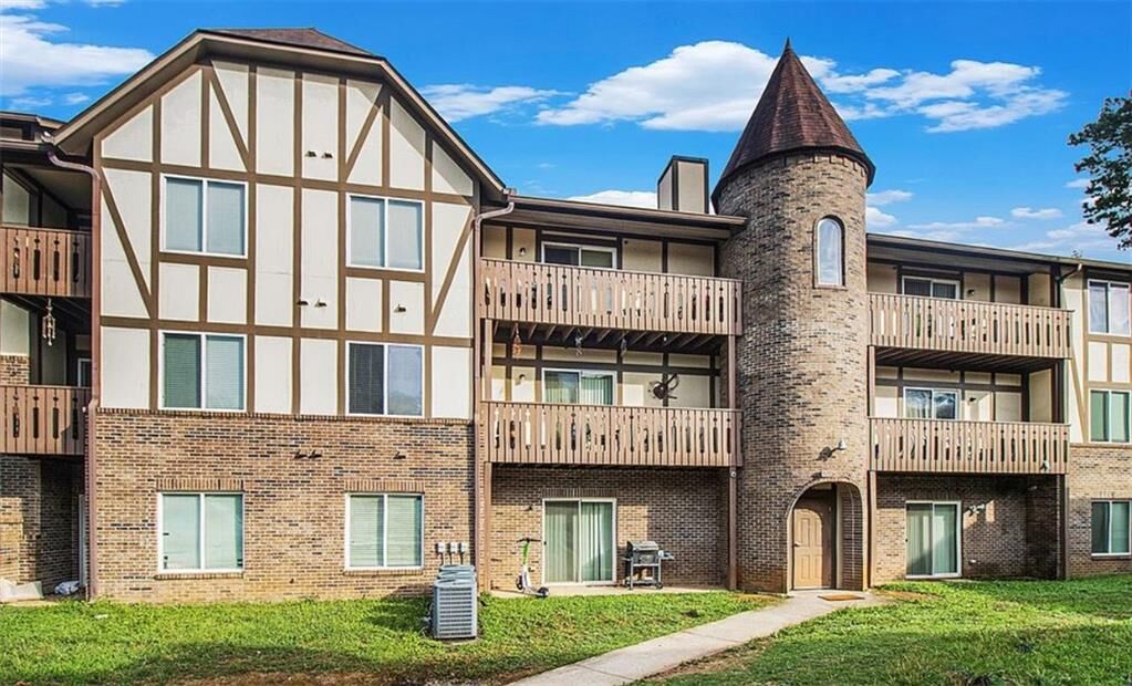Property Photo:  1016 Camelot Drive  GA 30349 