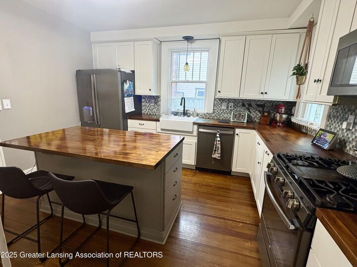 Property Photo:  412 E Jefferson Street  MI 48837 