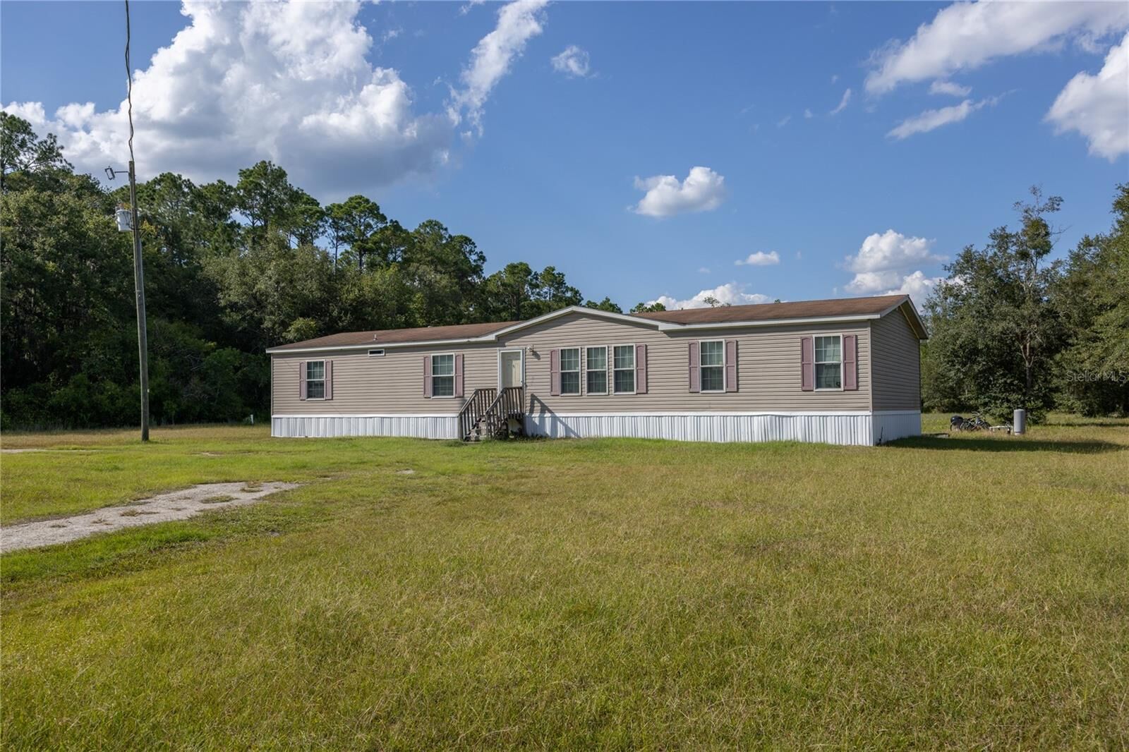 Property Photo: 7102 NE 100th Avenue FL 32609