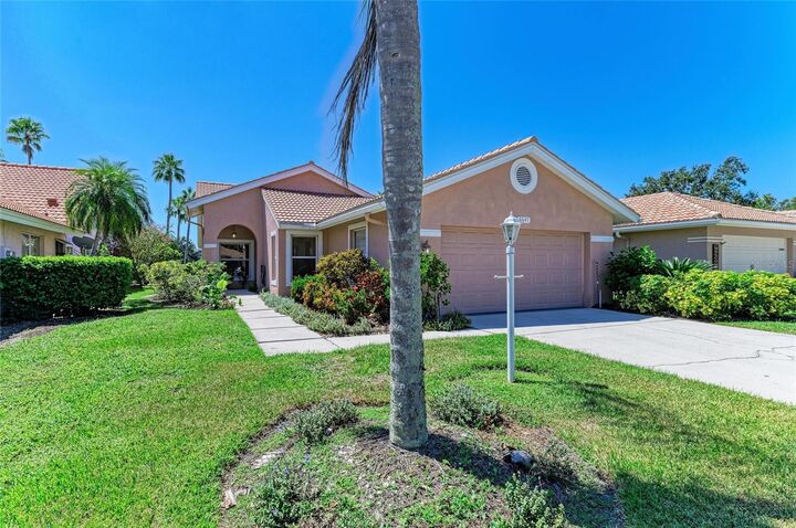 Property Photo: 6647 Oakbrooke Circle FL 34202