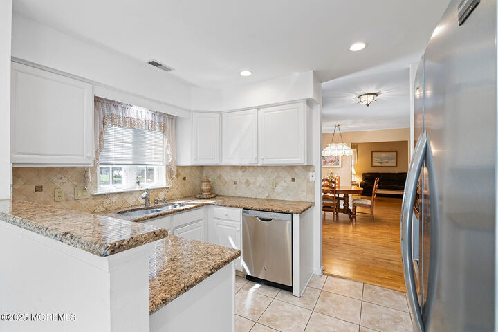 Property Photo:  2 Arthur Court  NJ 08527 