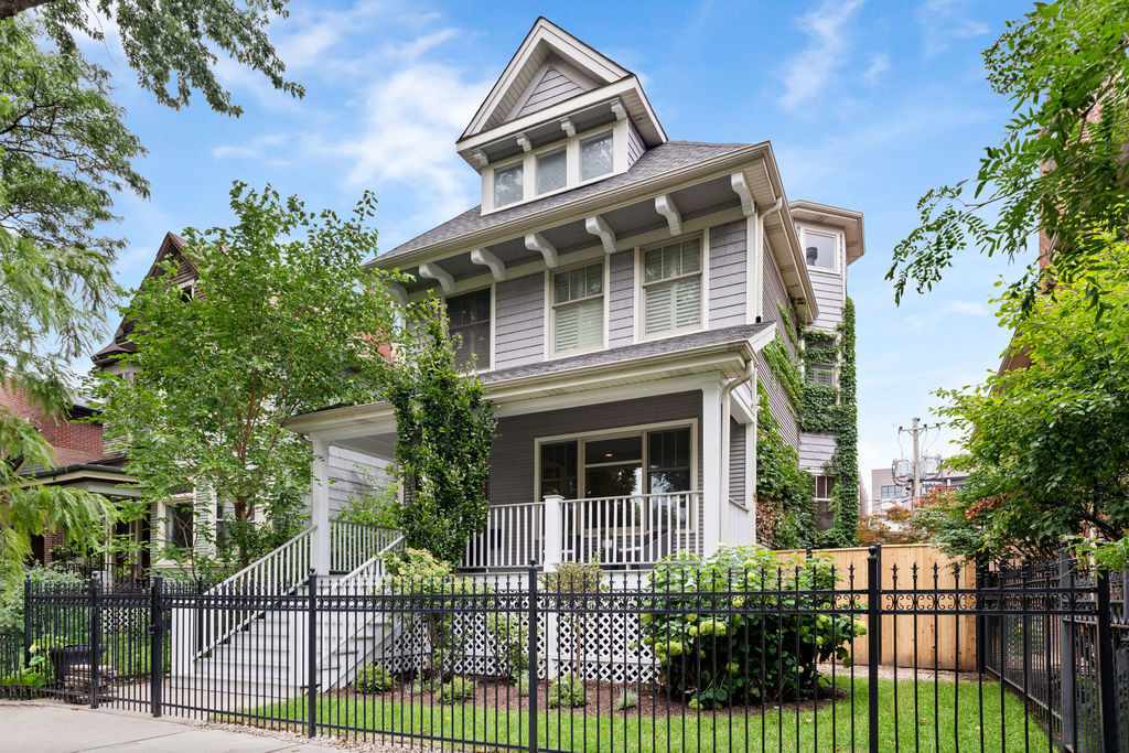 Property Photo: 1828 W Larchmont Avenue IL 60613