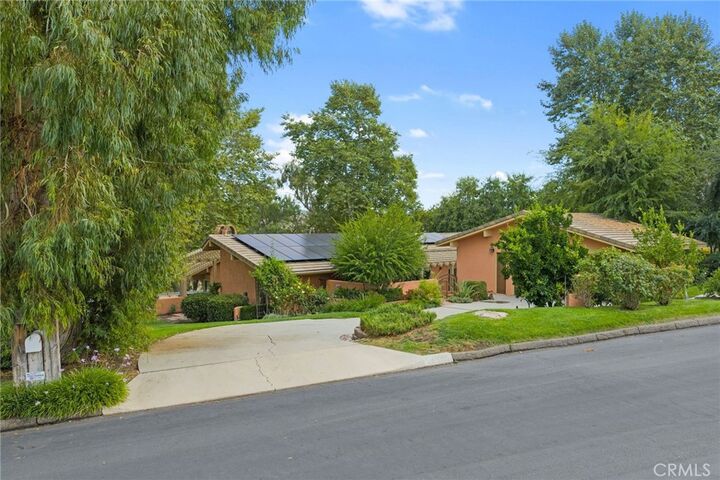 Property Photo:  41070 Avenida Verde  CA 92591