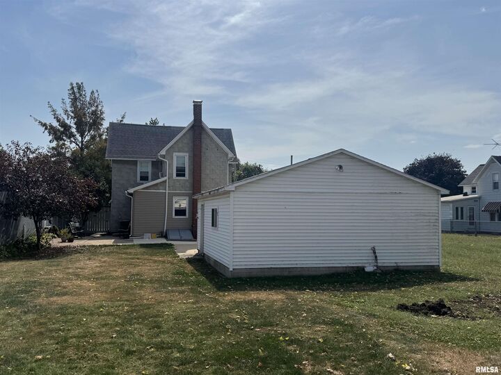 Property Photo:  117 E Vernon Street  IL 61531 