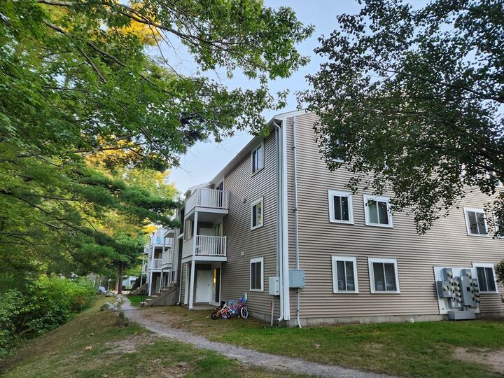 Property Photo:  6 Post Oak Ln 10  MA 01760 