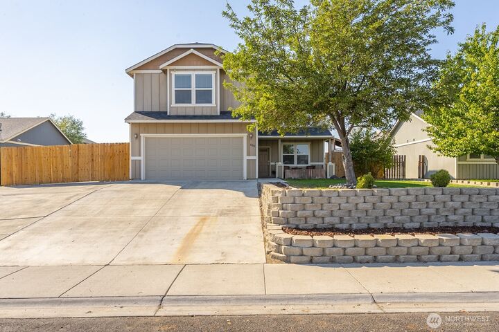 Property Photo:  606 N Florida Drive  WA 98837 