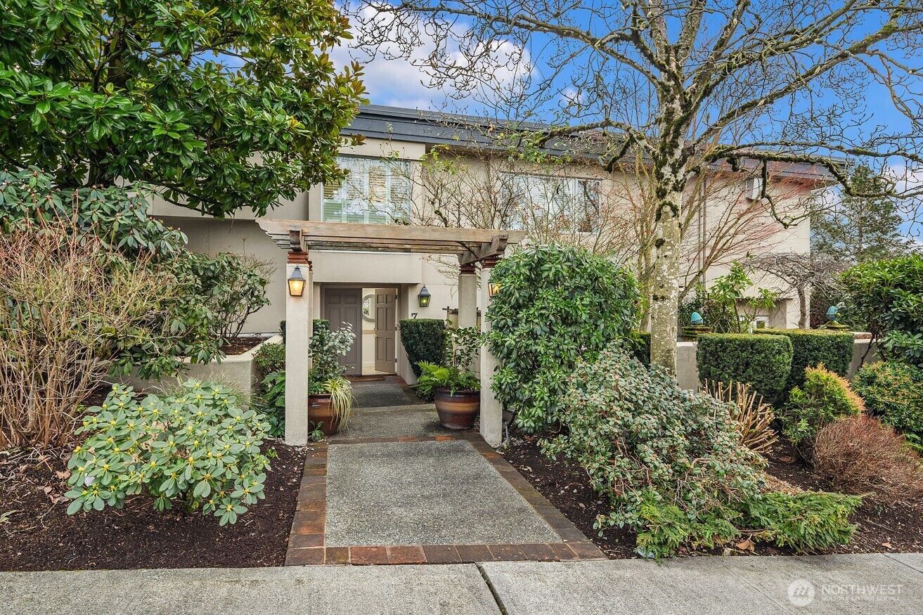 Property Photo:  7  10th Avenue  WA 98033 
