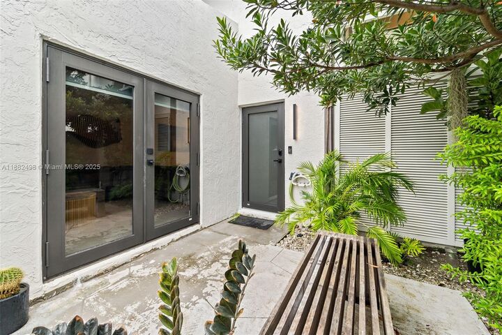 Property Photo: 11073 SW 70th Ln FL 33173