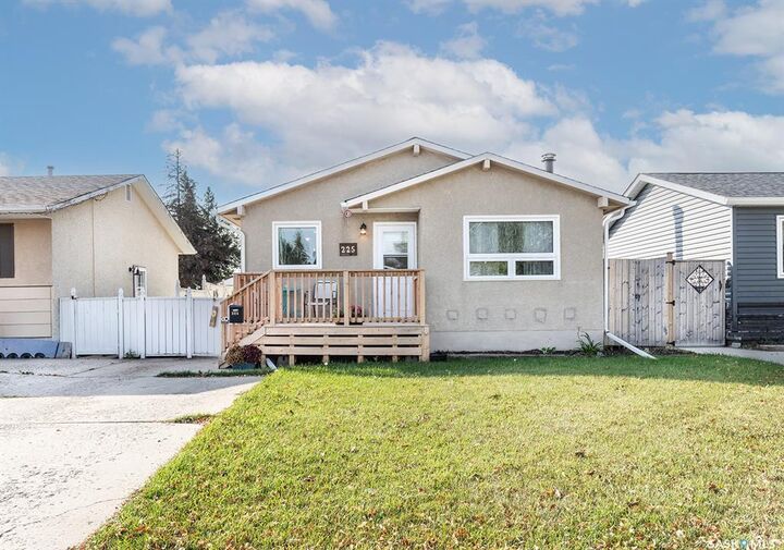 225 Cartier Crescent  Saskatoon SK S7L 4M1 photo