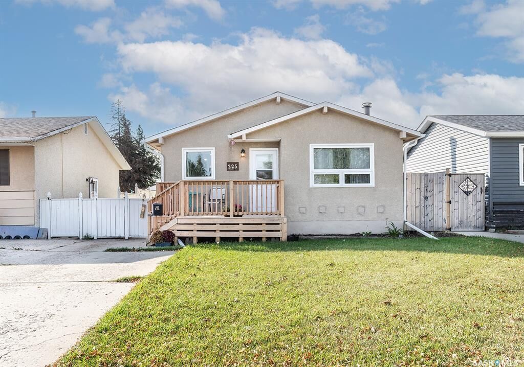 Property Photo: 225 Cartier Crescent SK S7L 4M1