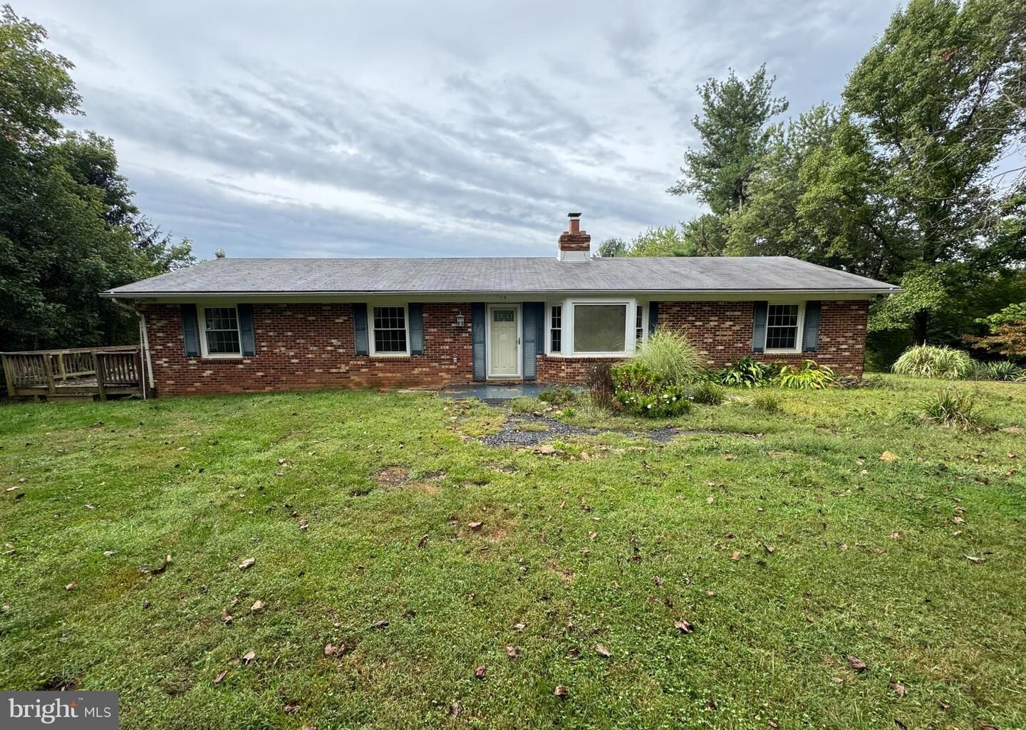 Property Photo: 9622 Crest Hill Road VA 20115
