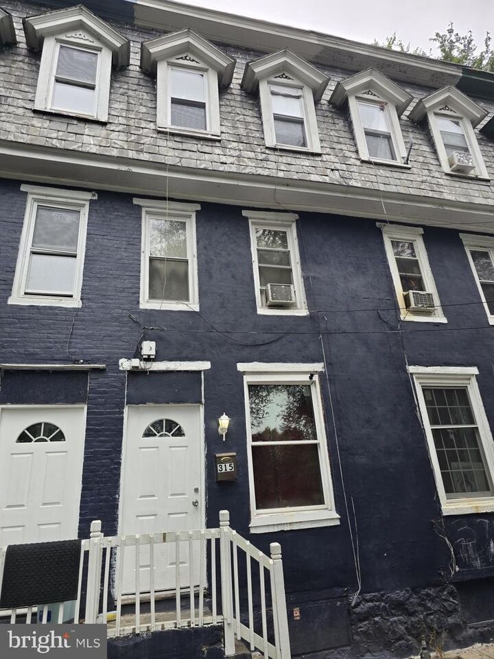 315 Evergreen Street  Harrisburg PA 17104 photo