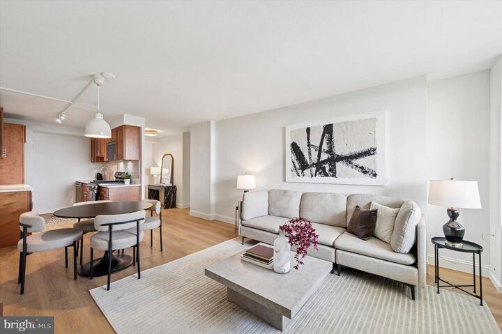 Property Photo:  604 S Washington Square 36 1015  PA 19106 