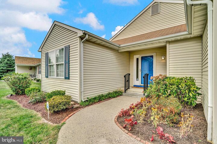 Property Photo:  6 Holiday Court  NJ 08628 