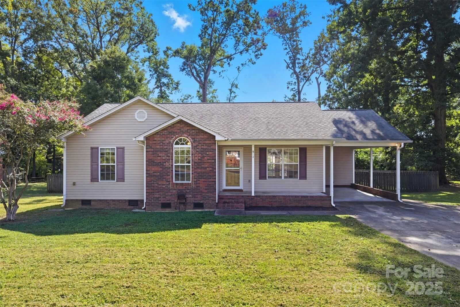 Property Photo:  914 Woodside Drive  NC 28086 