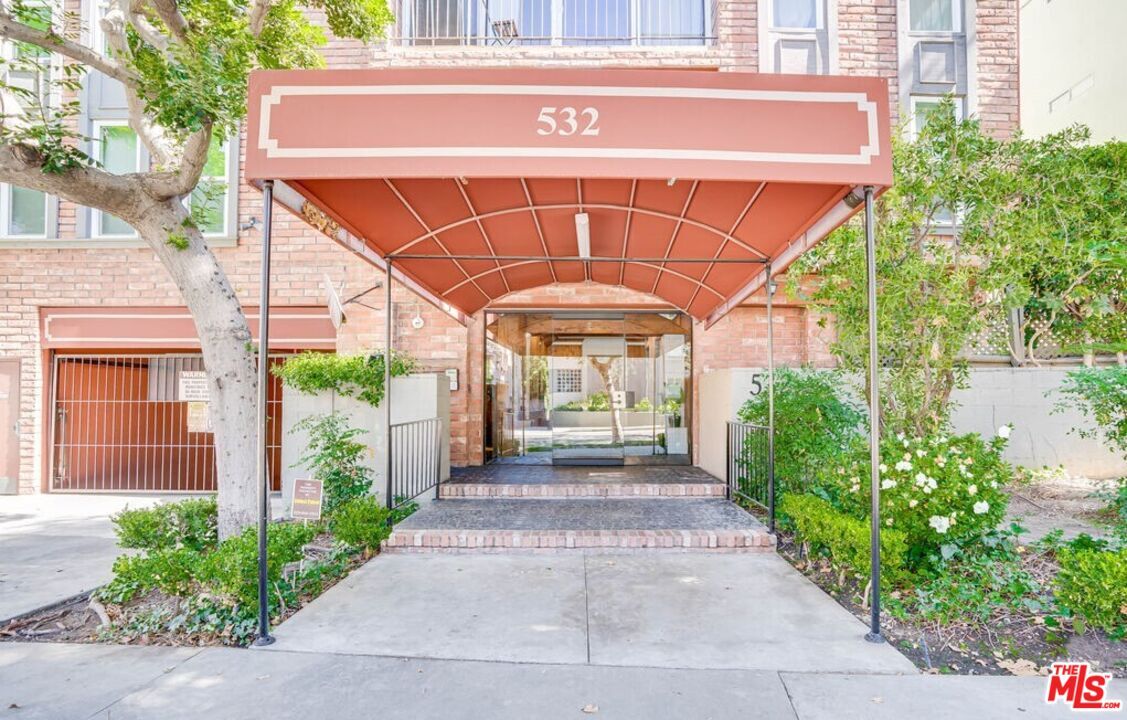 Property Photo:  532 N Rossmore Ave  CA 90004 