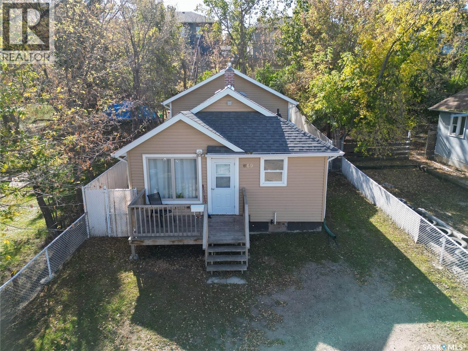 Property Photo:  669 18th Street W  SK S6V 4A7 