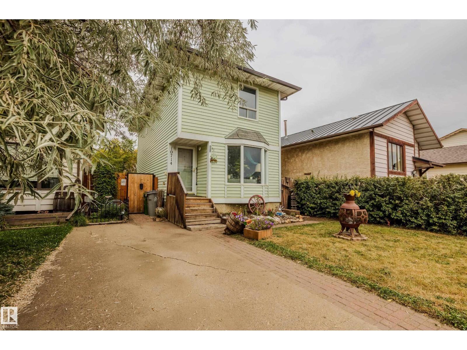 Photo de la propriété:  10714 98 Av  AB T8R 1E5 