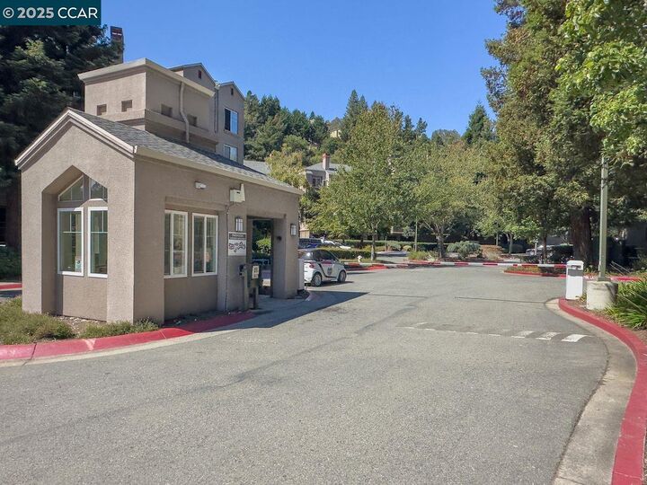 Property Photo:  180 Caldecott Ln 108  CA 94618 