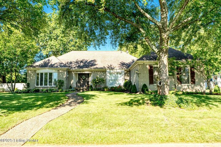 Property Photo: 806 Nottingham Pkwy KY 40222