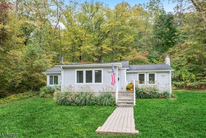 Property Photo:  17 Old Woodland Trl  NJ 07438 