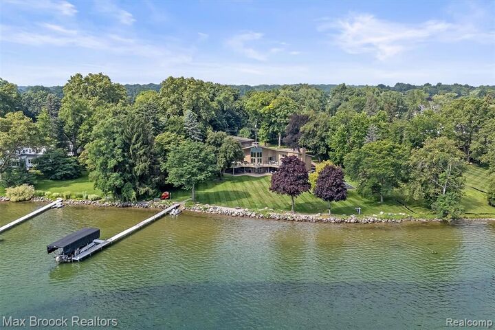 Property Photo:  3333 W Shore Drive  MI 48324 2372 