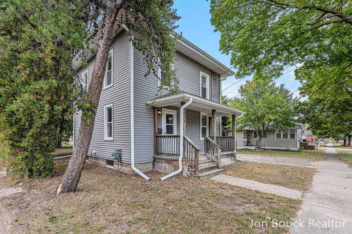 Property Photo: 907 E Lincoln Street MI 48858