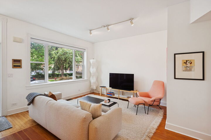 Property Photo:  2035 W Saint Paul Avenue  IL 60647 