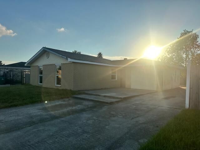 Property Photo: 1740 Burnley Drive LA 70072