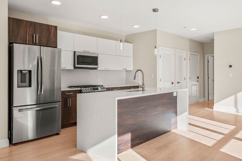 Property Photo:  124 Warren Street 202  MA 02119 