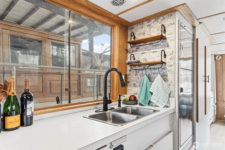 Property Photo:  2401 N Northlake Way  WA 98103 