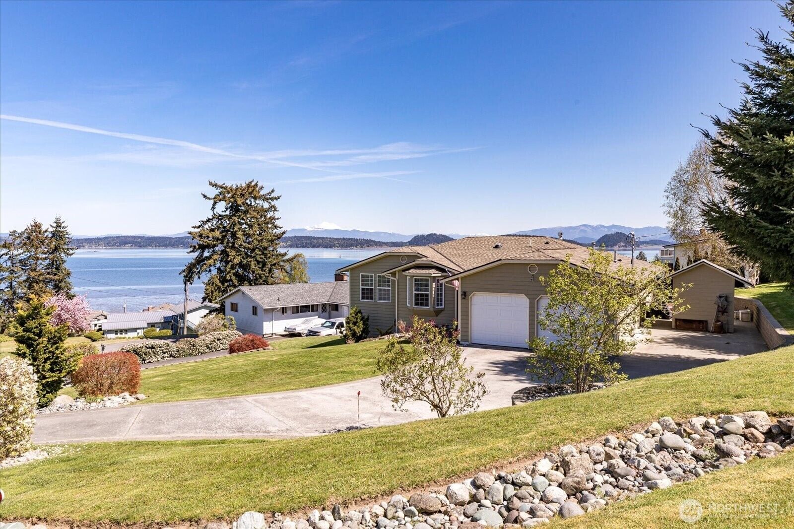 Property Photo:  606  Maplewood Loop  WA 98277 