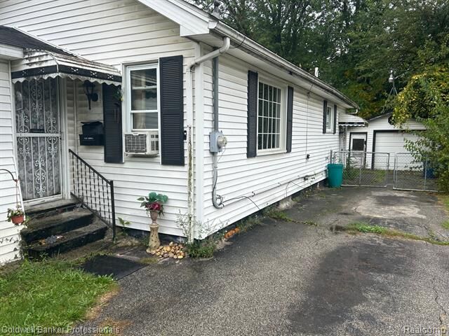 Property Photo:  988 Barney Avenue  MI 48503 