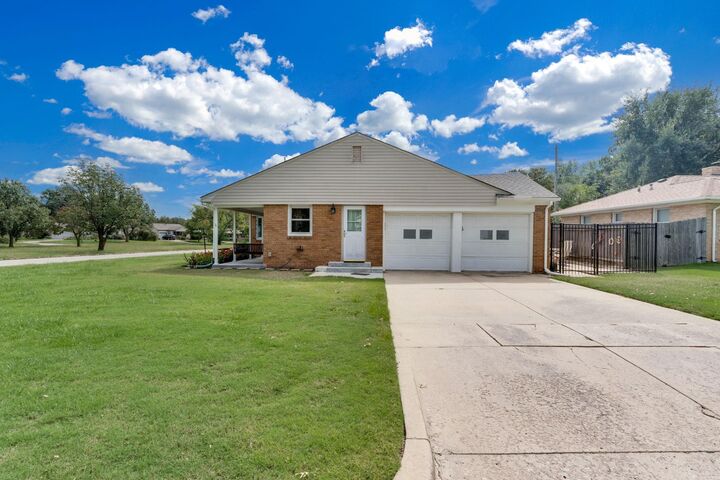 Photo de la propriété:  245 N Brookside St  KS 67208 